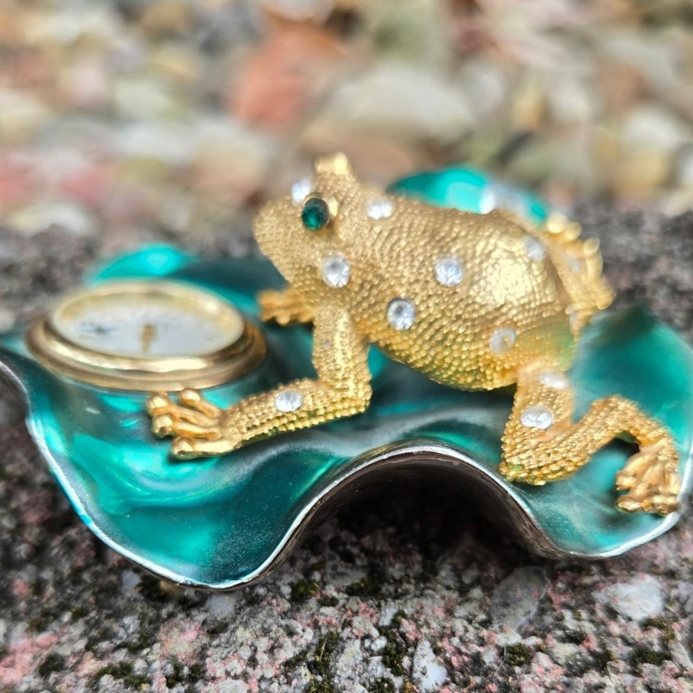 Frog Clock Figurine on Lily Pad‎ Rhinestone Emerald Green Eyes Quartz